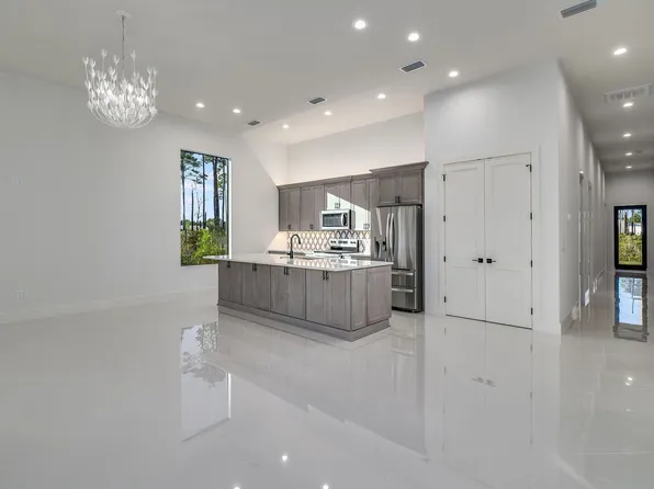 32 Delbert Ln APT B, Pt Washington, FL 32459