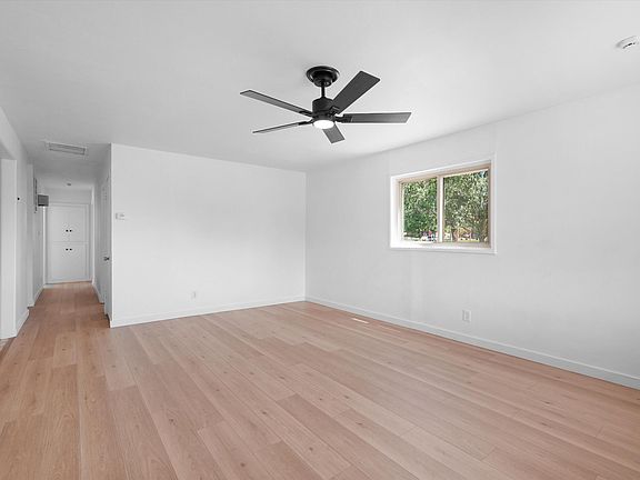 4th image of 3120 Palomas Dr NE