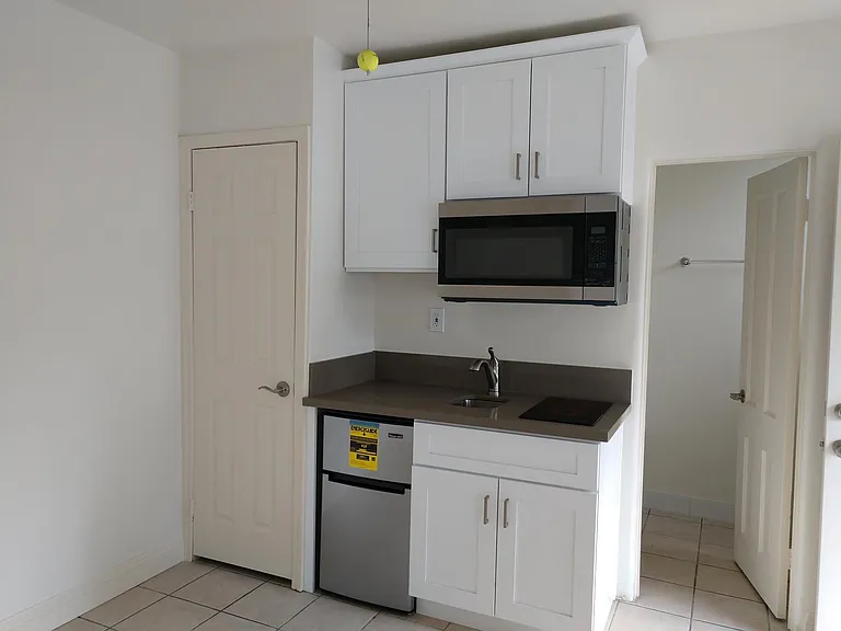1454 E Chevy Chase Dr #C — Photo 4
