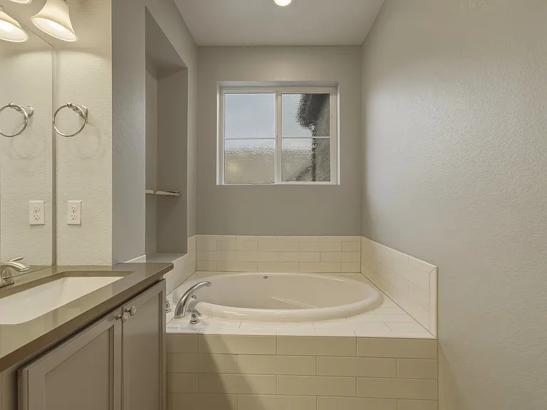562 E Dry Creek Pl — Photo 9