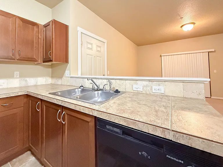 Catron Apartments - 1-3 Bedrooms 2 Bathrooms with In Unit Washer/Dryer and Internet — Photo 63