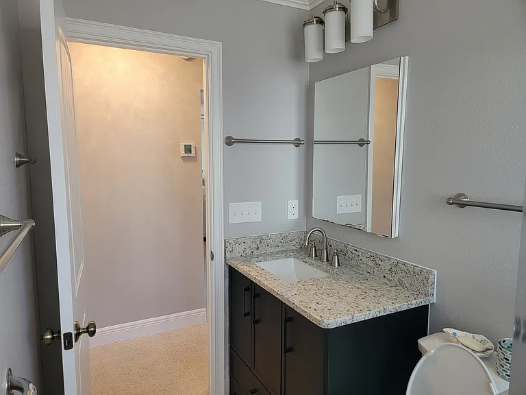 219 Crescent Ct E — Photo 11