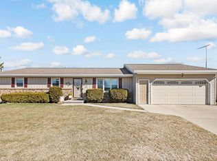1412 Lee Cir, Manitowoc, WI 54220