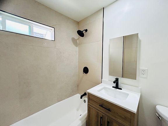4th image of 635 Rose Ave #1