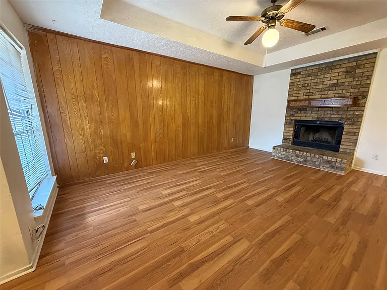 425 Signal Hill Ct N — Photo 1