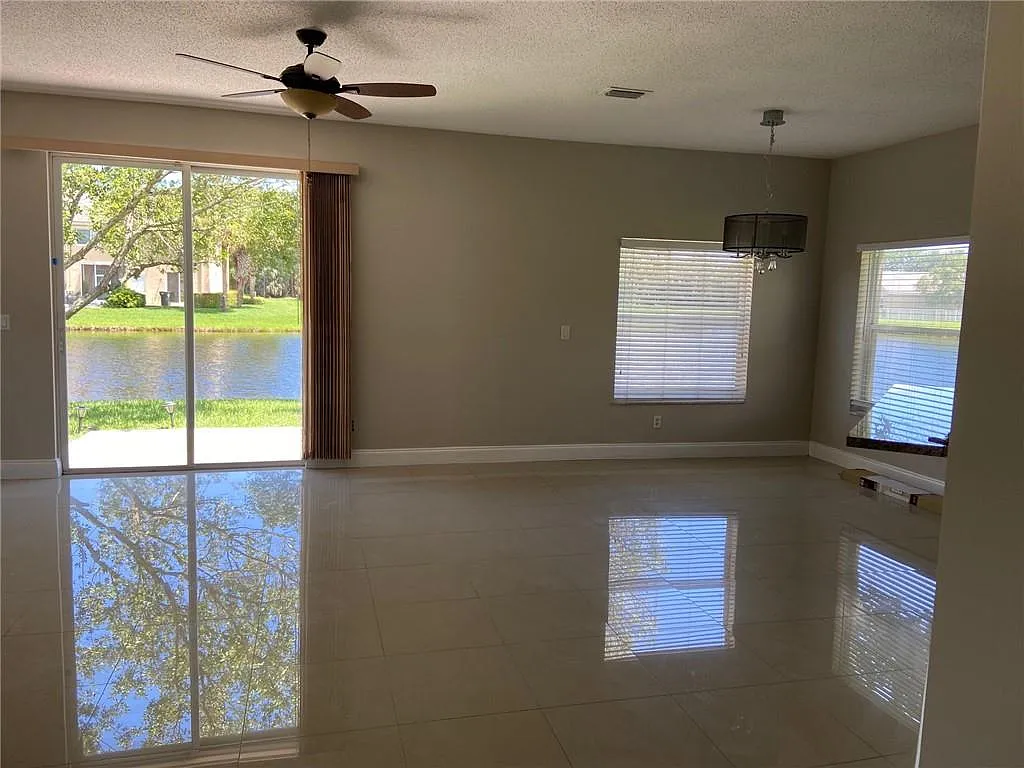 4 bed, 2.5 bath, 2800 sqft, $3,900 — Photo 3
