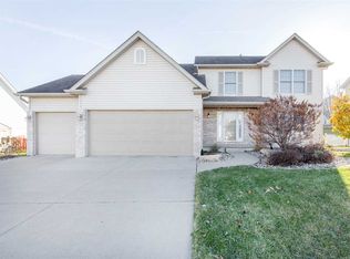 1119 Meadowview Ln, Davenport, IA 52806