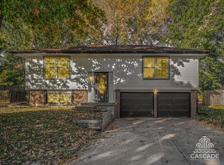 300 SE Circleview Dr, Lees Summit, MO 64063