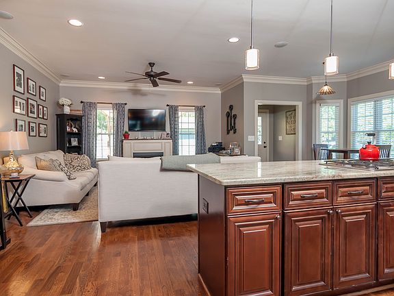 5th image of 451 Melbourne Ct