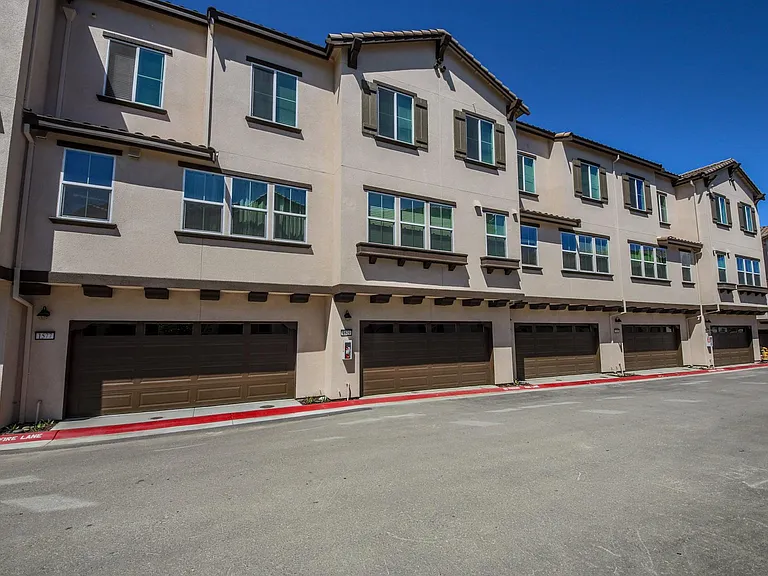 1579 Pratt Pl — Photo 28
