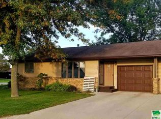 1622 Maple St, Hull, IA 51239