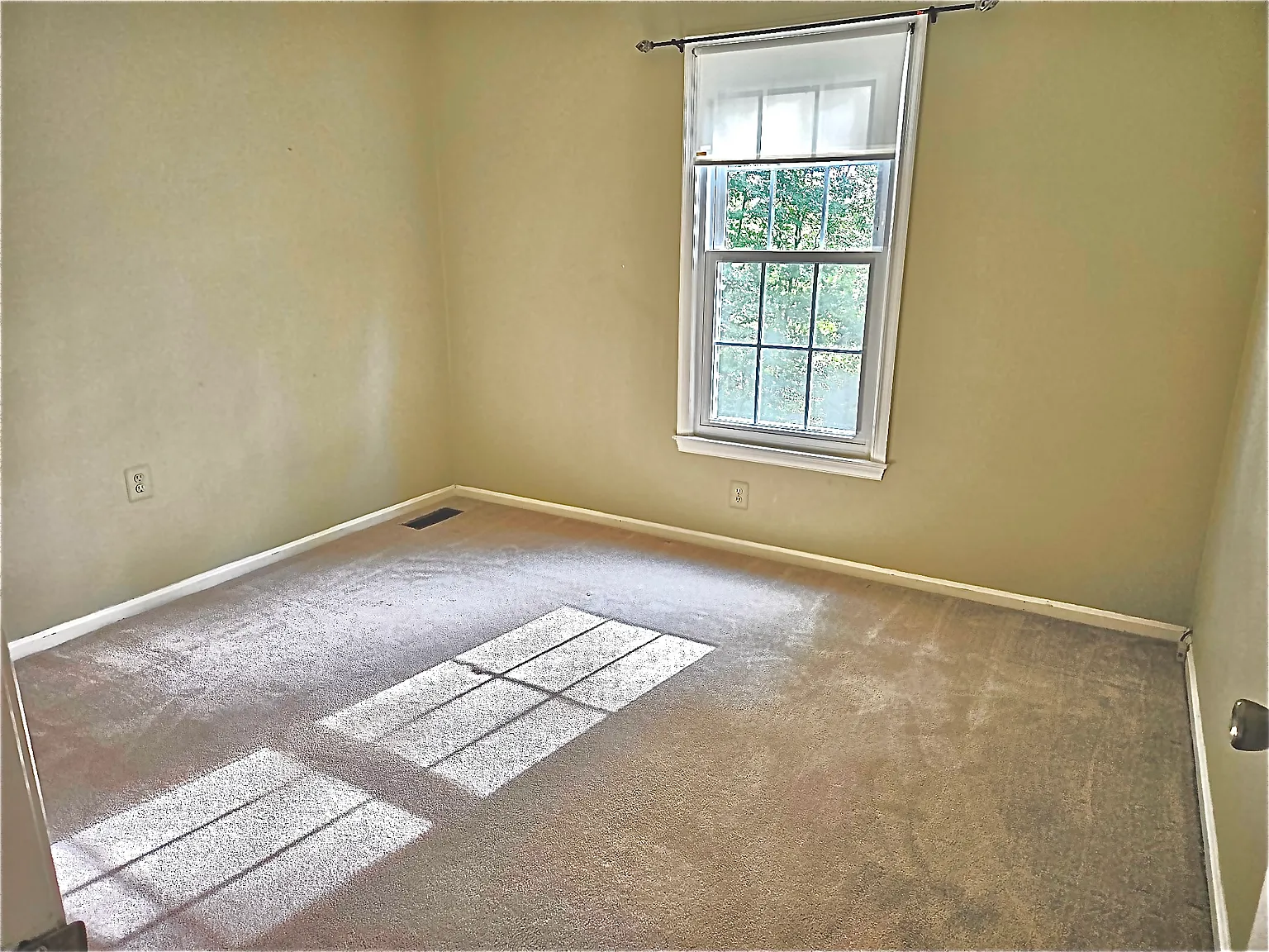4 bed, 2100 sqft, $985 — Photo 3