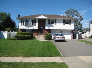 208 Division Ave, Hicksville, NY 11801