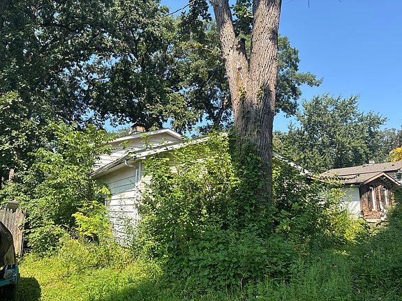 3rd image of 405 S Reedwood Dr