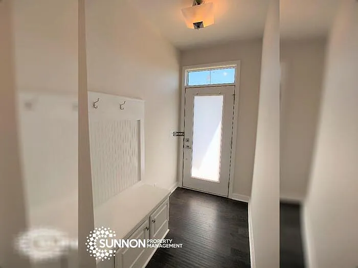 3 bed, 3.5 bath, 1850 sqft, $3,700 — Photo 2