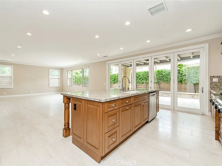 55 Hazelton — Photo 10