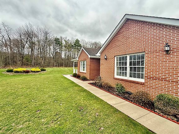 3rd image of 194 Woodhawk Ln