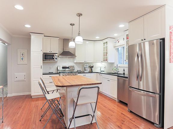 5th image of 219 Sanbridge Cir