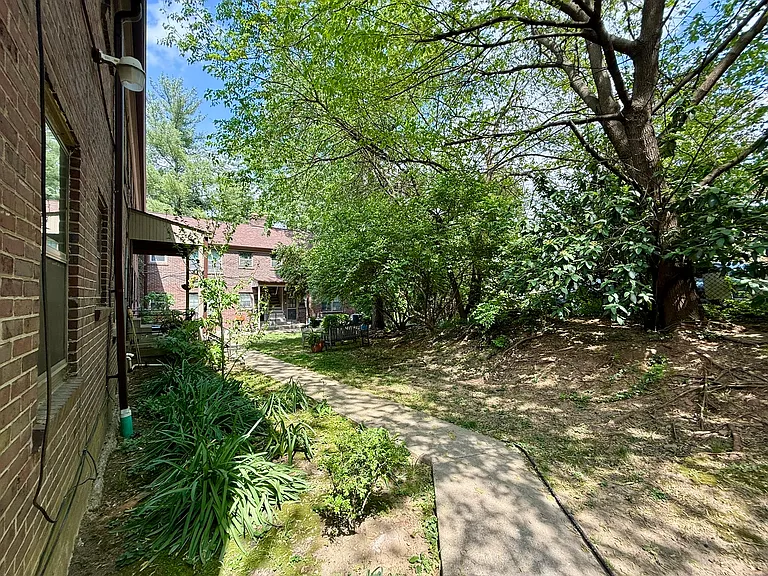 2466 Grinstead Dr — Photo 45
