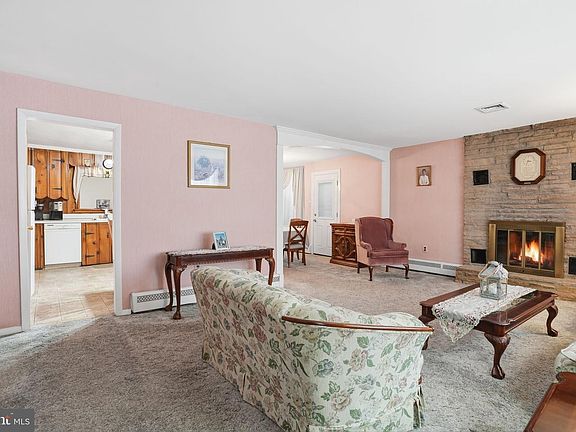 4th image of 33 Henry Ave