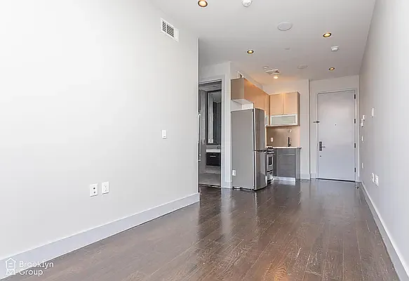 56 Box St #5A — Photo 1