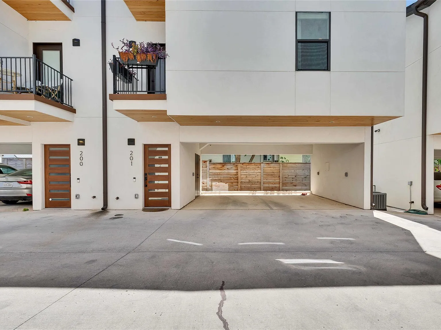 3 bed, 3.0 bath, 1200 sqft, $3,000 — Photo 3