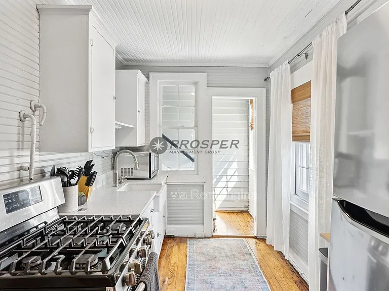 72 1/2 King St — Photo 16