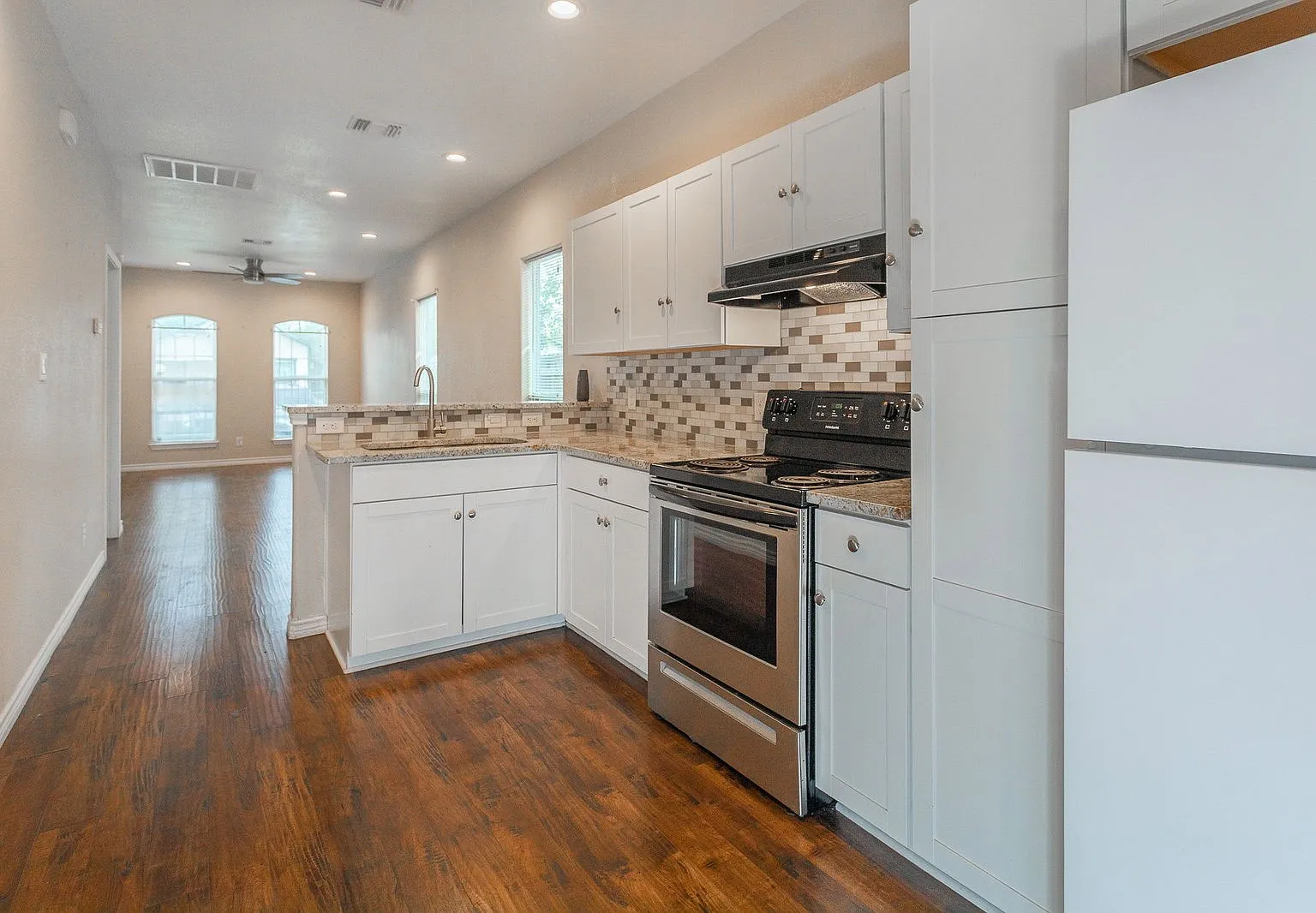 2 bed, 2.0 bath, 876 sqft, $1,350 — Photo 2