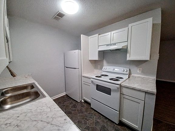 3rd image of 202 Oakmont Ave Unit C