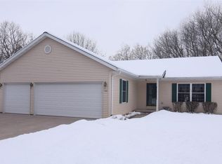 122 Country Club Dr, Clintonville, WI 54929