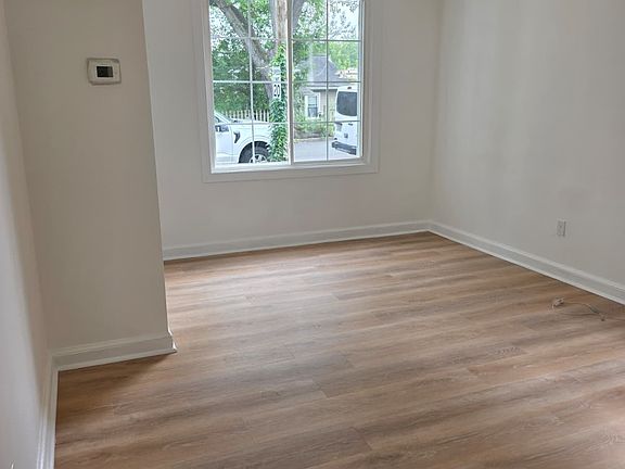 3rd image of 4262 Clay St NE