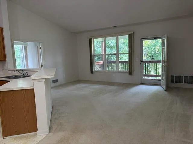 1452 Fox Pointe Cir — Photo 4