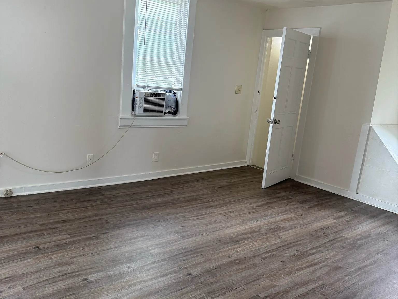 1020 Jamison Ave - 4 — Photo 4