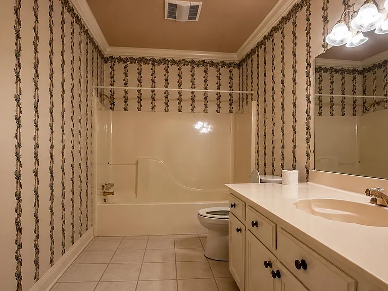 10642 Molly Ave — Photo 11