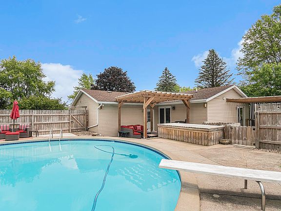 4th image of 58303 Benedict Dr