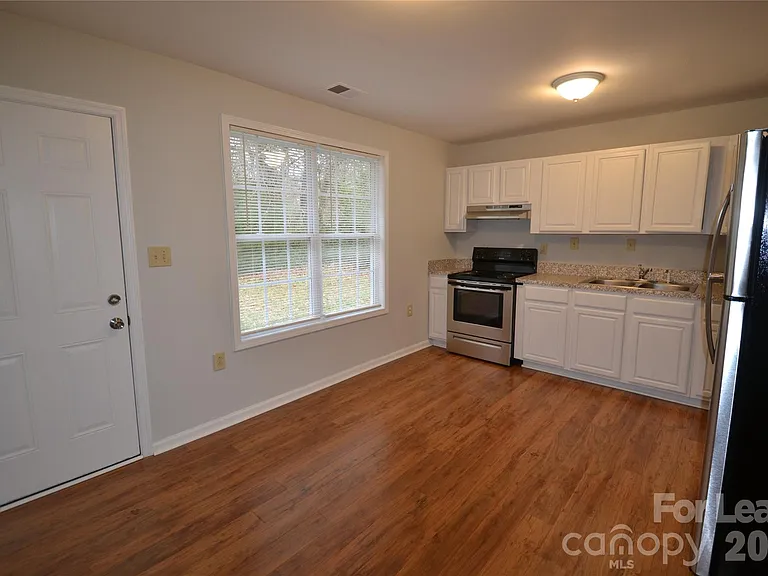 924 Junius St — Photo 14