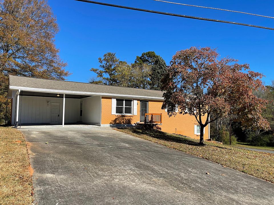3BR, 1.5BA with tons of front and backyard space