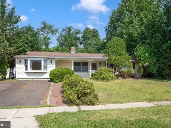 327 Stonybrook Dr, Levittown, PA 19055