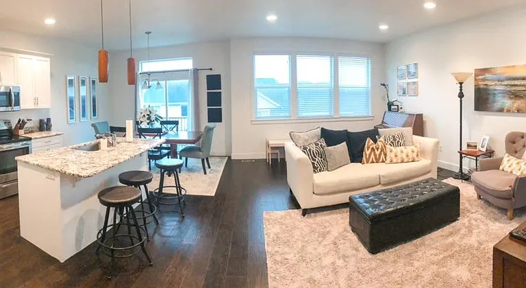 4162 N Cresthaven Ln — Photo 2