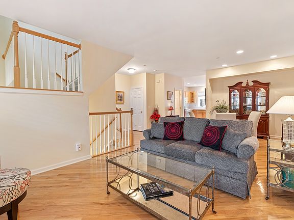 5th image of 722 Prescott Ct #202