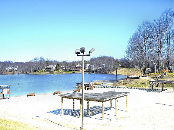 4th image of 4232 Avon Dr