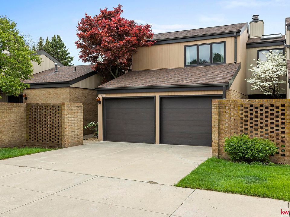 1st image of 2923 Park Place Dr
