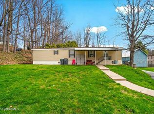 127 Harrower Ln, Amsterdam, NY 12010