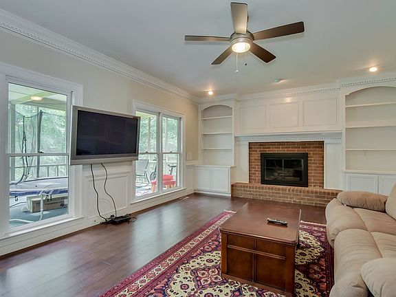 5th image of 212 Kestwick Dr W