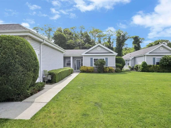 506 Oak Bluff Ct, Moriches, NY 11955