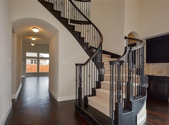 3rd image of 807 Bandelier Ln