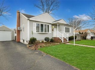 28 Collins Ave, Deer Park, NY 11729