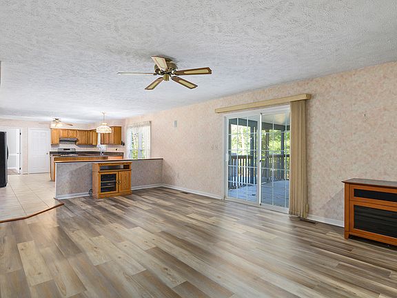 5th image of 221 Ambleside Dr