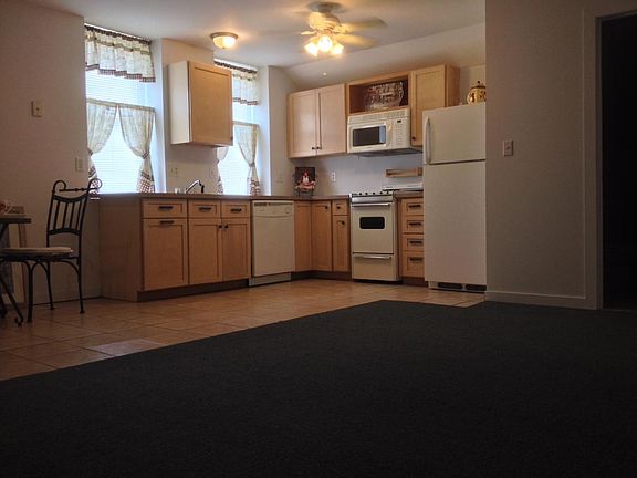 Open kitchen, fully applianced