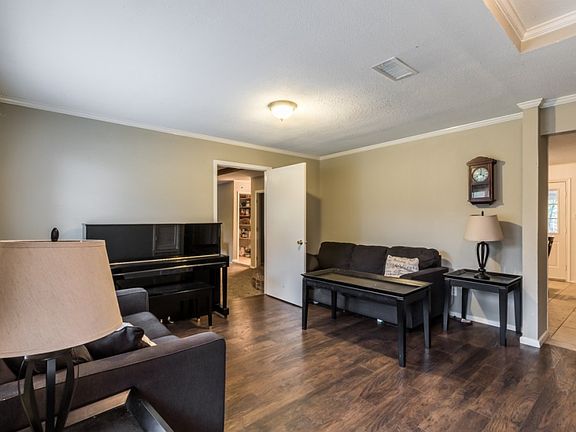 3rd image of 604 Meadowcrest Dr
